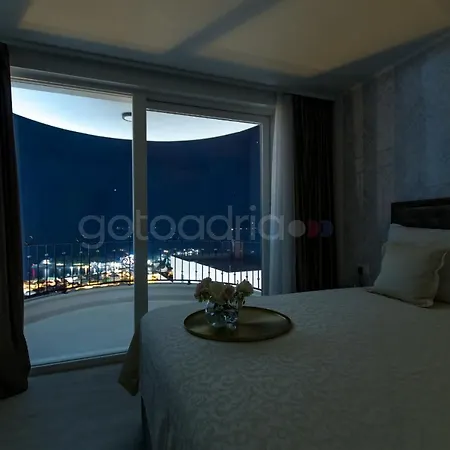 Villa Smaragd - Opal - Luxury Apt With Shared Pool And Private Hot Tub Makarska Buitenkant foto