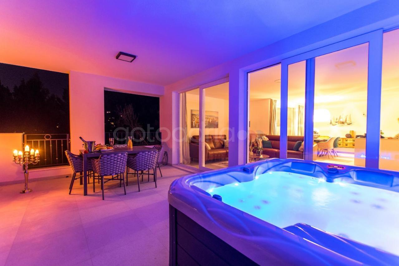 Smaragd - Opal - Luxury With Shared Pool And Private Hot Tub Apartment Makarska