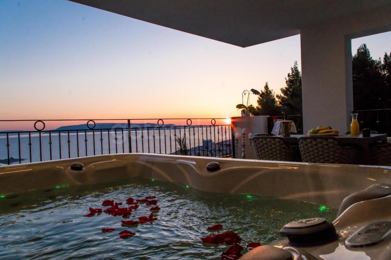 Smaragd - Opal - Luxury With Shared Pool And Private Hot Tub Apartment Makarska