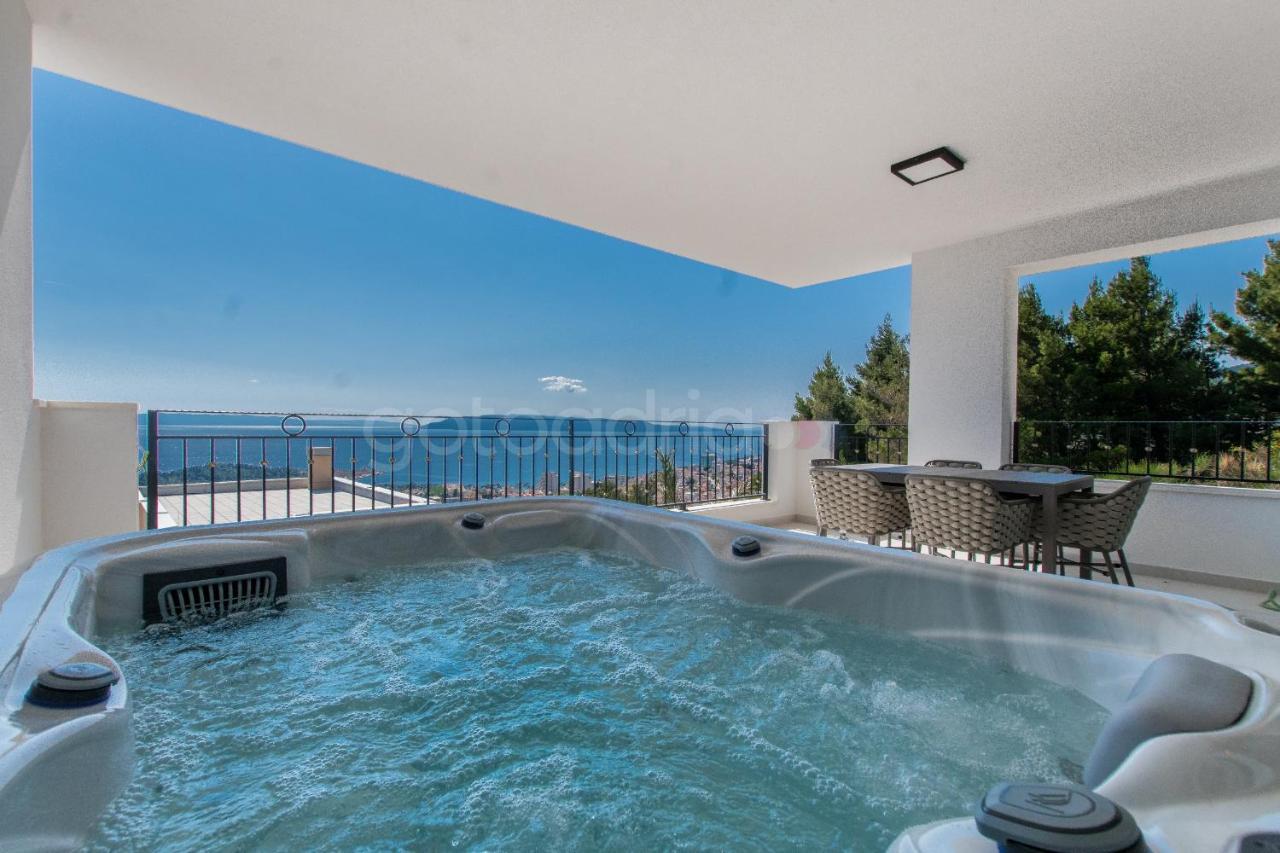Smaragd - Opal - Luxury With Shared Pool And Private Hot Tub Makarska