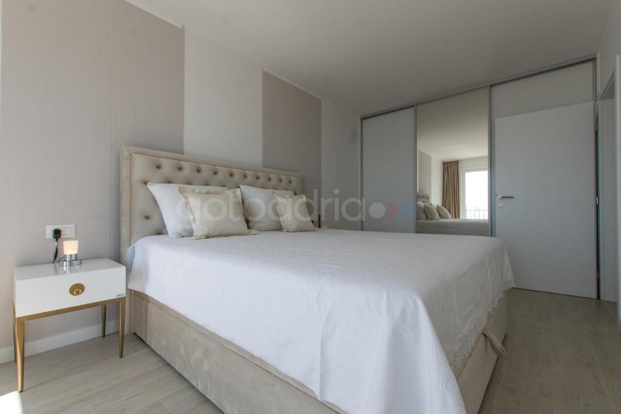 Apartment Smaragd - Opal - Luxury With Shared Pool And Private Hot Tub Makarska