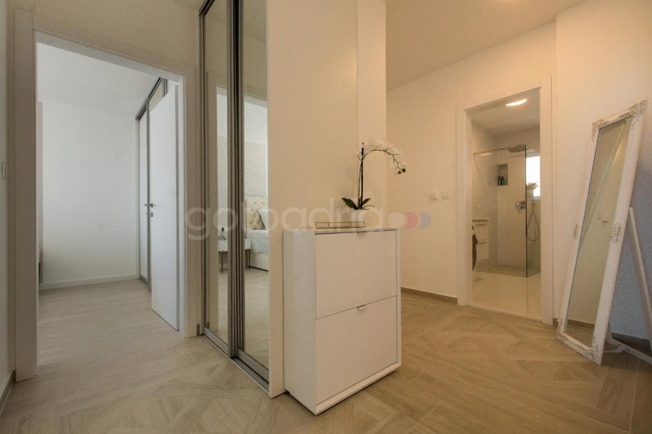 Smaragd - Opal - Luxury With Shared Pool And Private Hot Tub Makarska