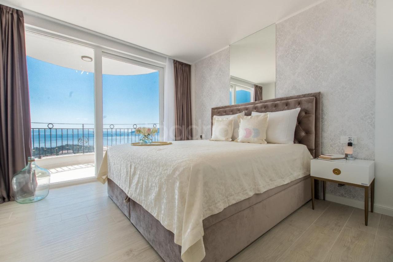 Apartment Smaragd - Opal - Luxury With Shared Pool And Private Hot Tub Makarska
