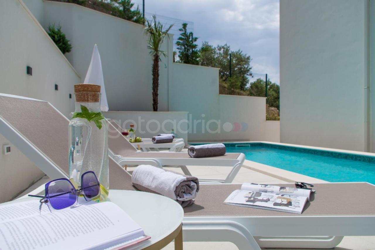 Smaragd - Opal - Luxury With Shared Pool And Private Hot Tub *